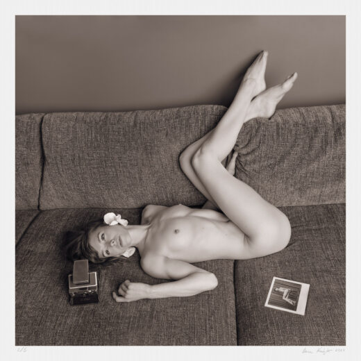 Black and white pinup nude photography :: Shake up your decor
